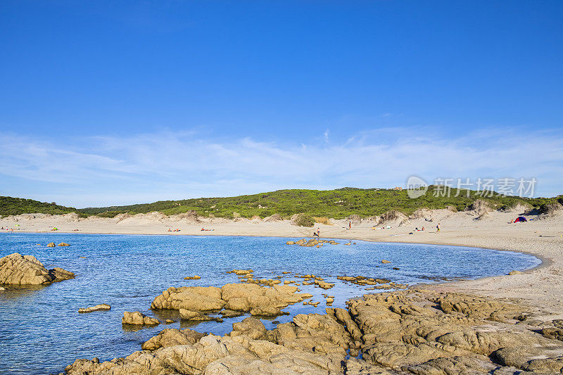 Spiaggia La Liccia是撒丁岛北部一个偏远而宽阔的海滩